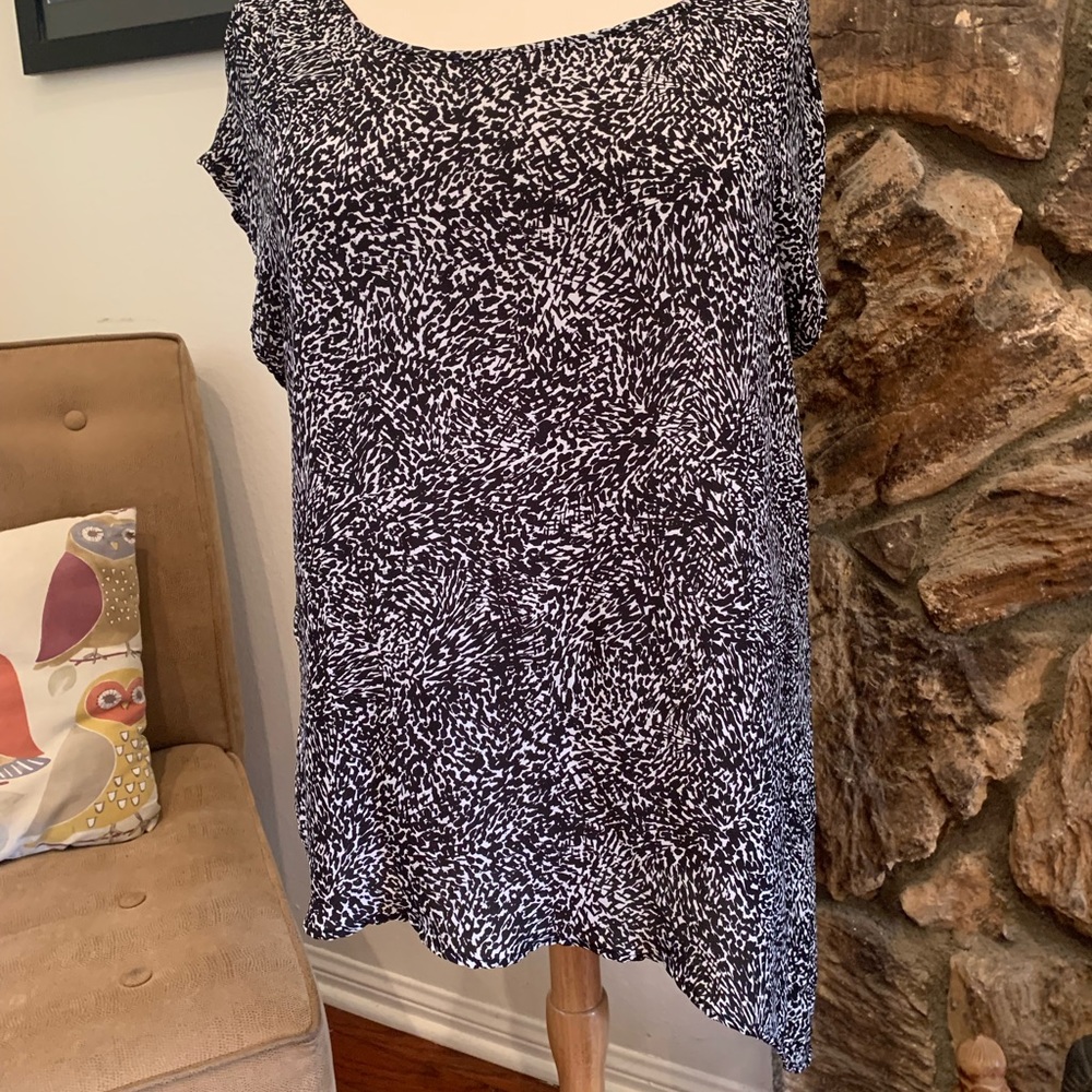 Torrid asymmetrical black & white blouse.